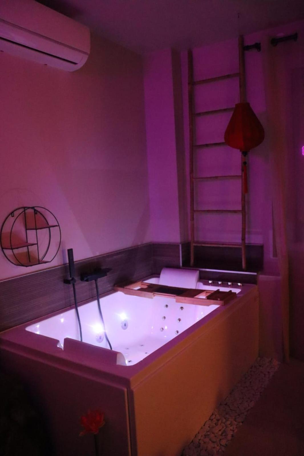 Loveroom Japon Avec Balneotherapie Tolón Exterior foto