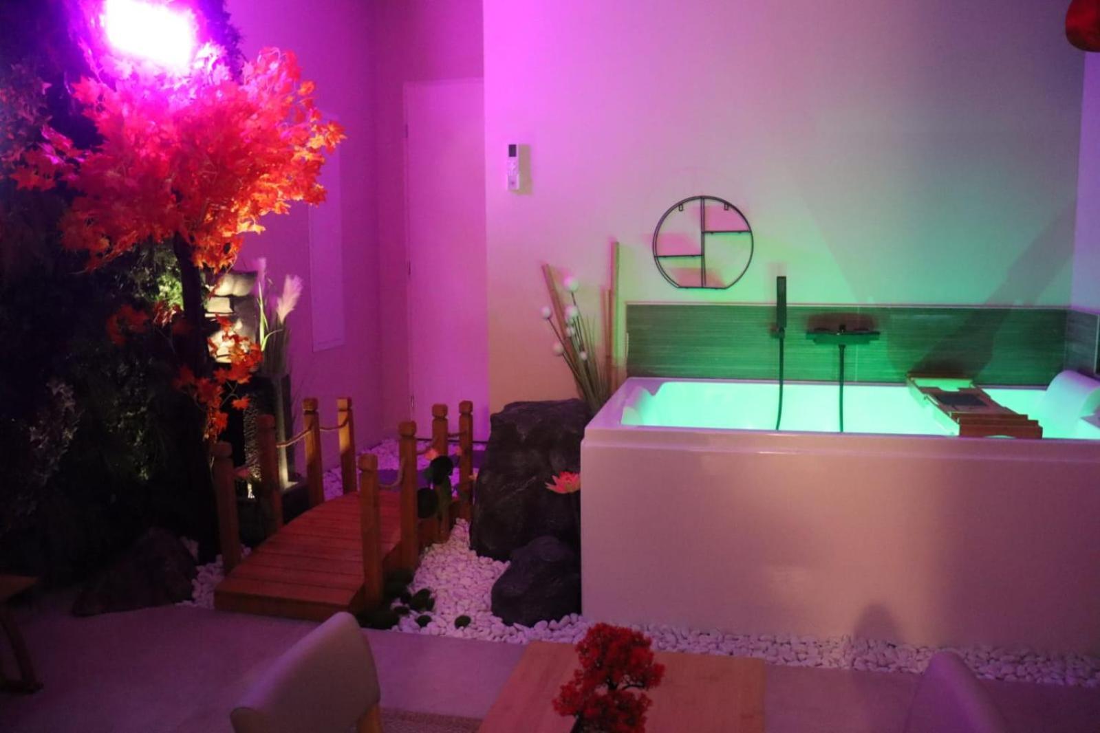 Loveroom Japon Avec Balneotherapie Tolón Exterior foto